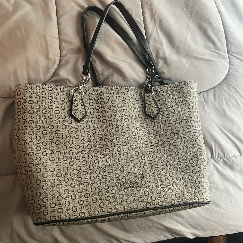 GUESS PURSE 👜 - Picture 2 of 2